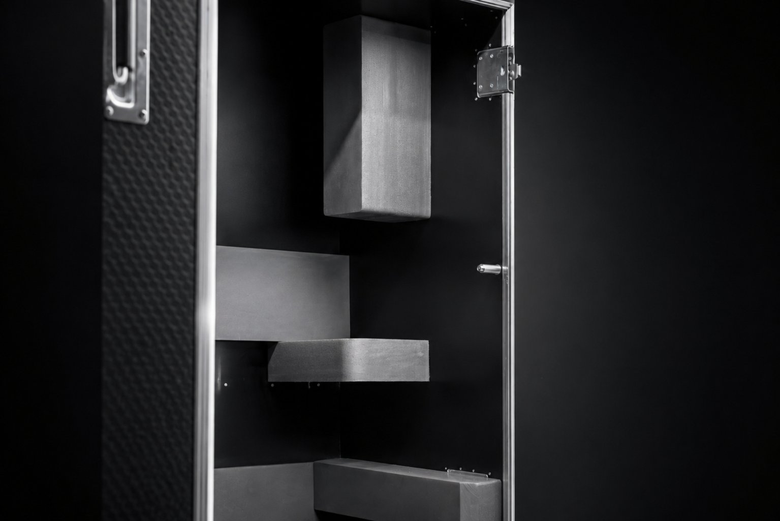 Pracovní case se zásuvkami a úložištěm — detail