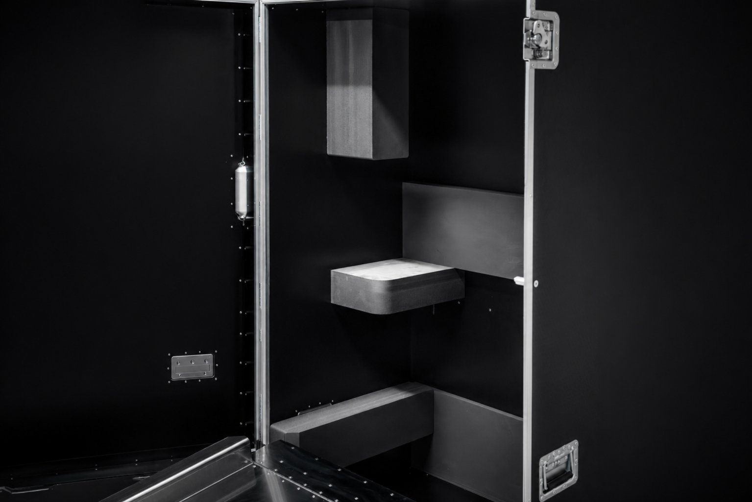 Pracovní case se zásuvkami a úložištěm — detail
